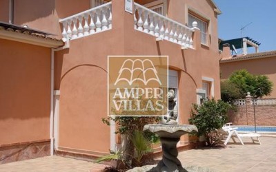 Beautiful and spacious villa in the centre of Albir with private pool.